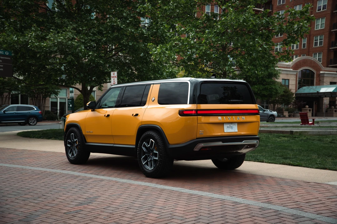 2023 Rivian R1S - Image 15 of 31