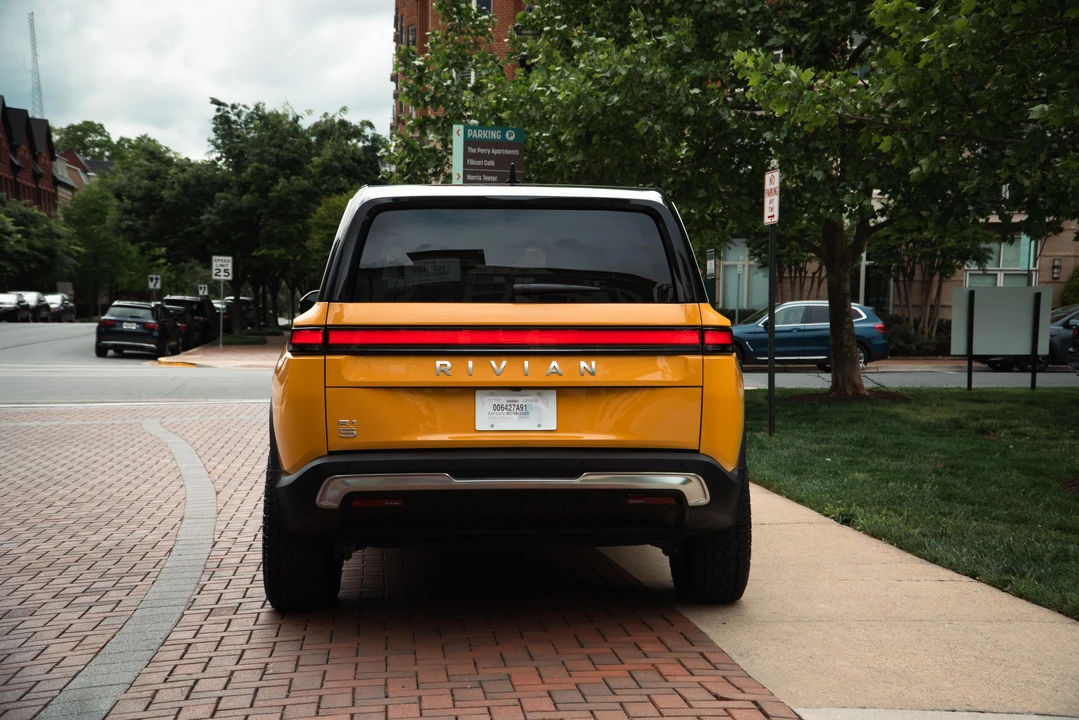 2023 Rivian R1S - Image 18 of 31