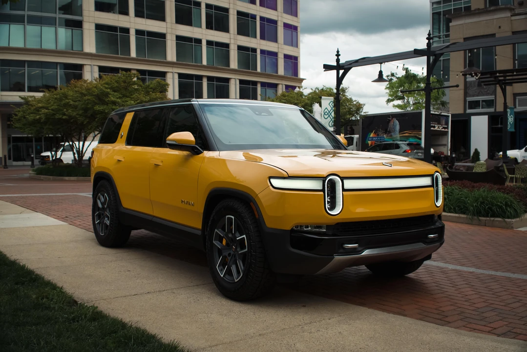2023 Rivian R1S - Image 25 of 31