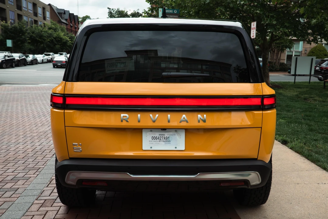 2023 Rivian R1S - Image 5 of 31
