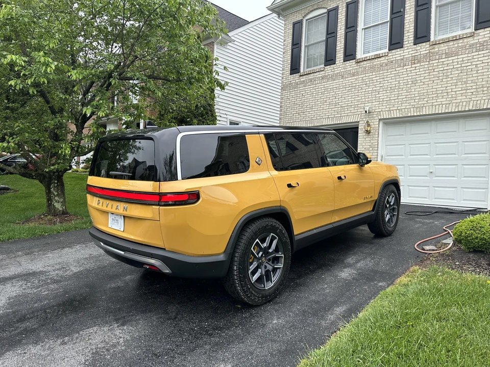 2023 Rivian R1S - Image 19 of 31