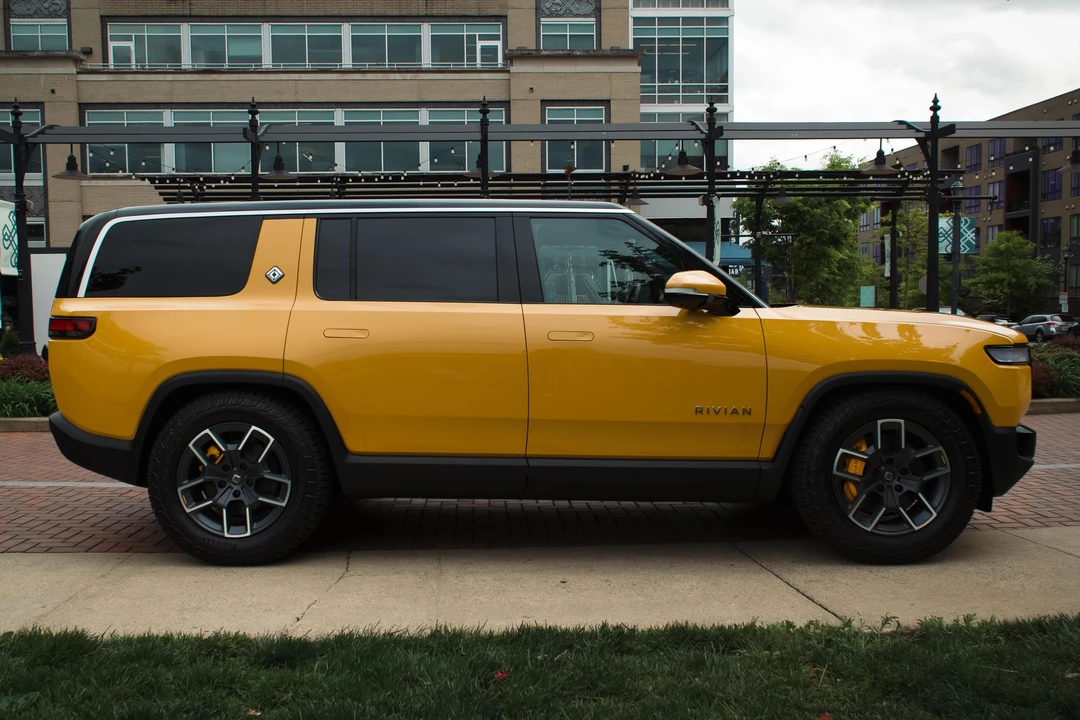 2023 Rivian R1S - Image 3 of 31