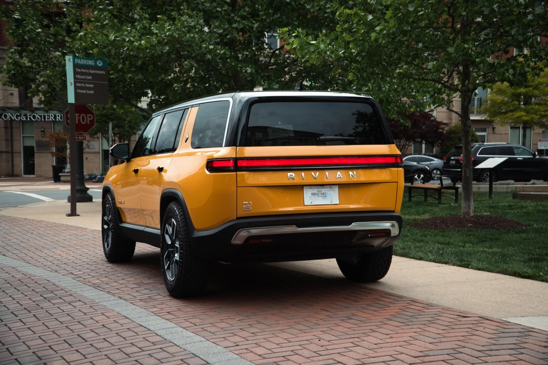 2023 Rivian R1S - Image 16 of 31