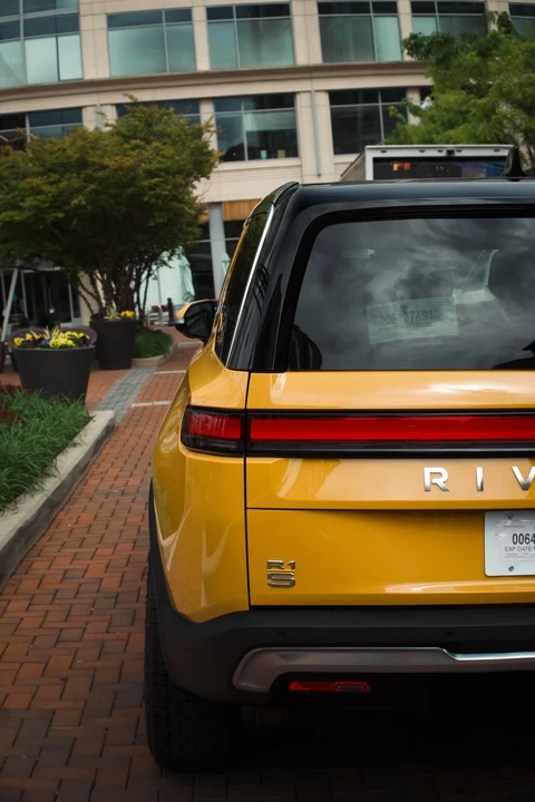 2023 Rivian R1S - Image 29 of 31