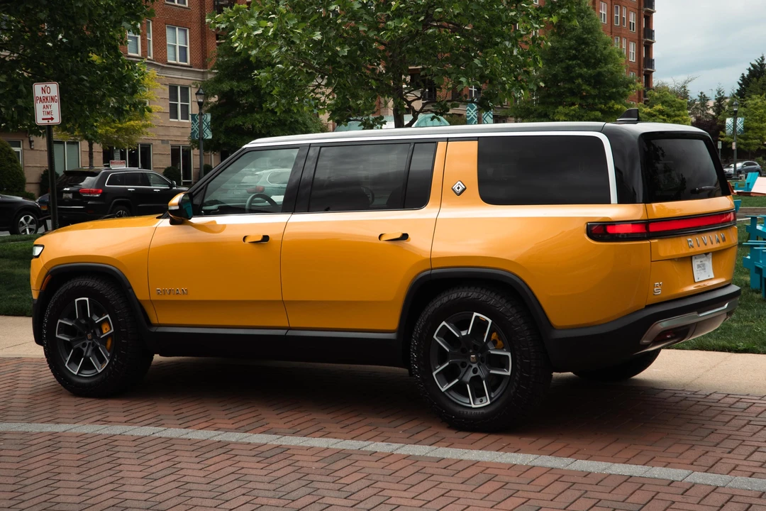 2023 Rivian R1S - Image 4 of 31