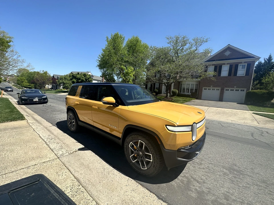 2023 Rivian R1S - Image 23 of 31