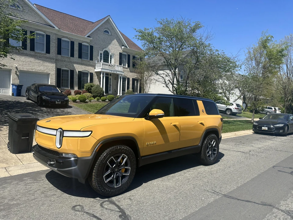 2023 Rivian R1S - Image 11 of 31