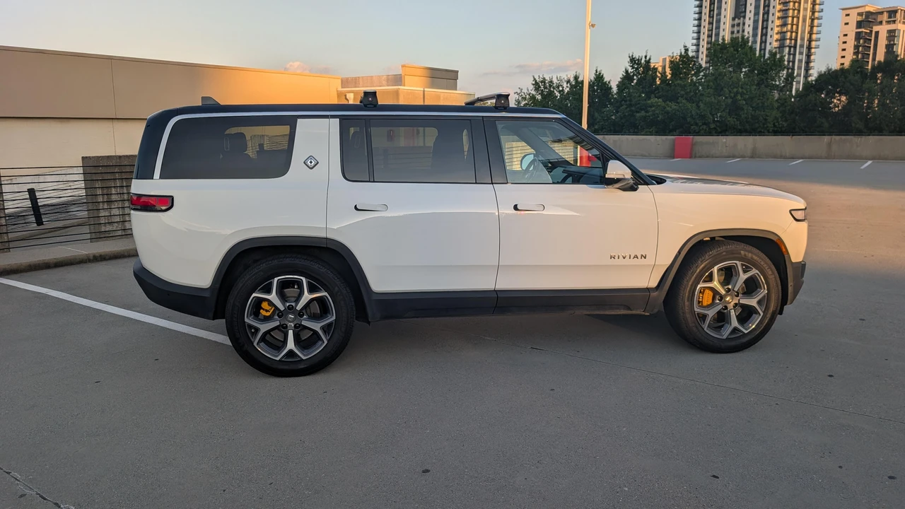 2023 Rivian R1S - Image 8 of 31