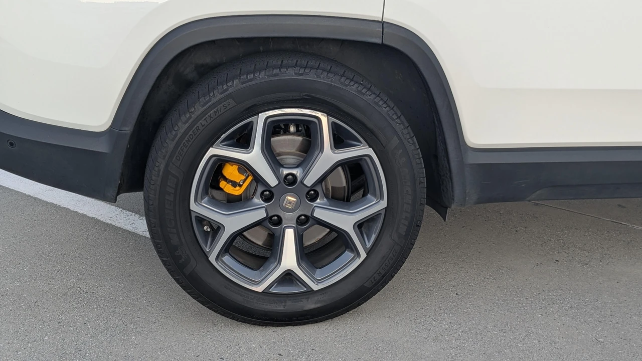 2023 Rivian R1S - Image 12 of 31