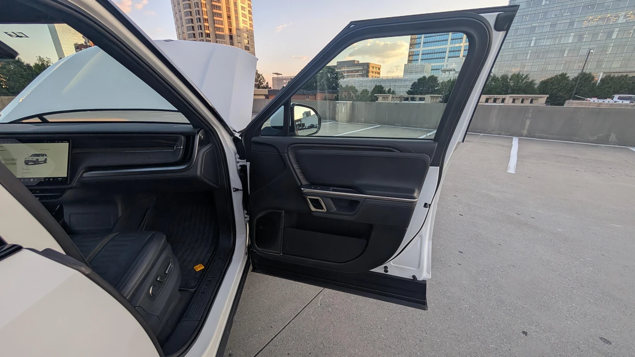 2023 Rivian R1S - Image 24 of 31