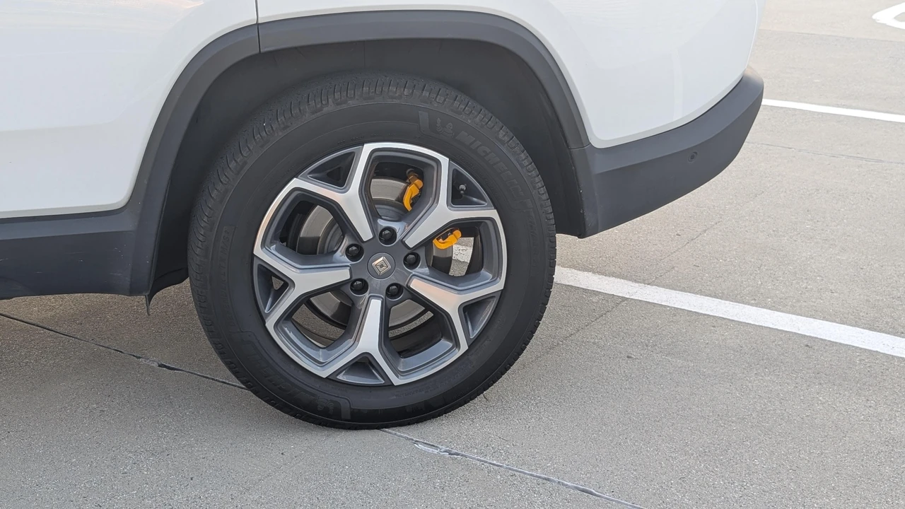 2023 Rivian R1S - Image 11 of 31