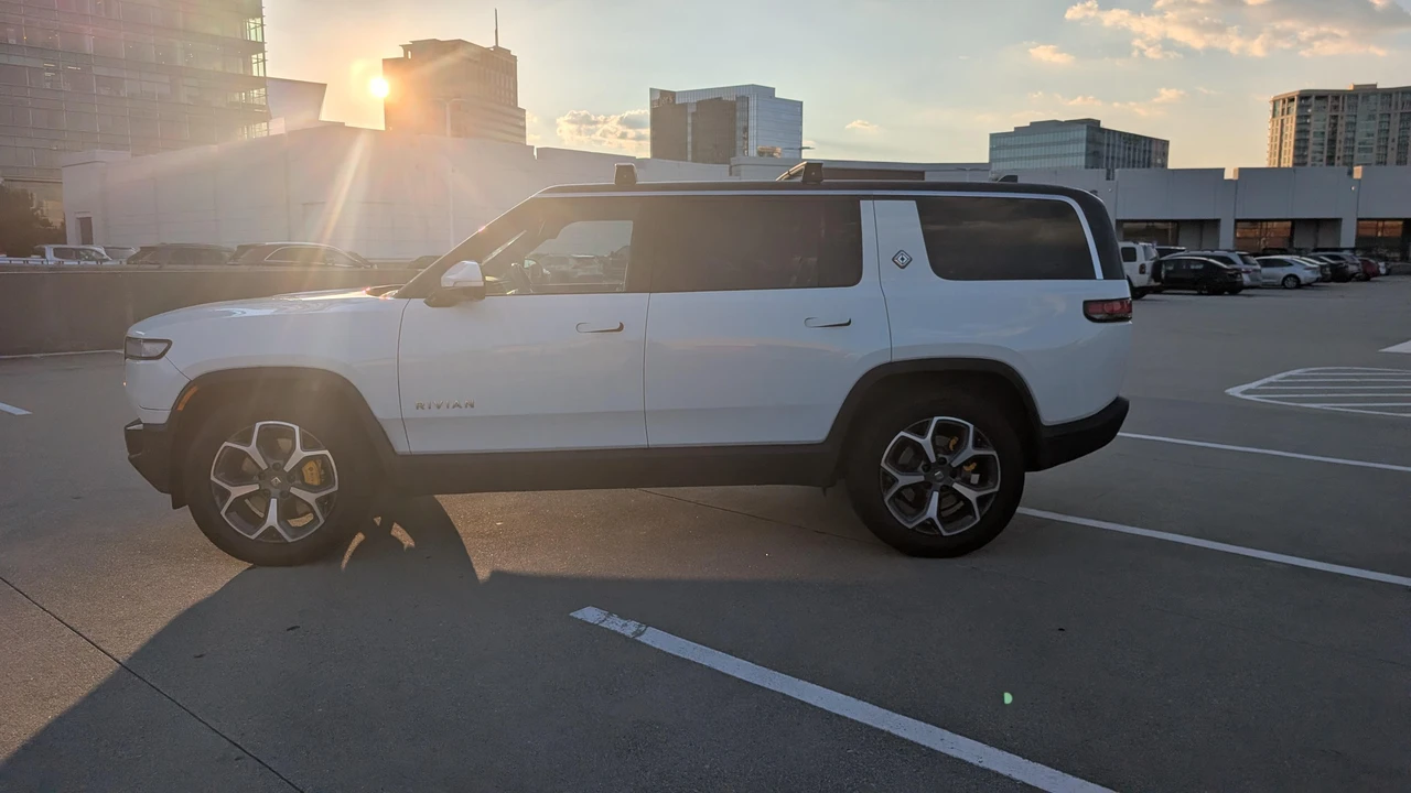 2023 Rivian R1S - Image 7 of 31