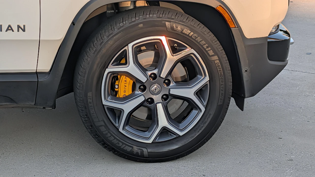 2023 Rivian R1S - Image 13 of 31