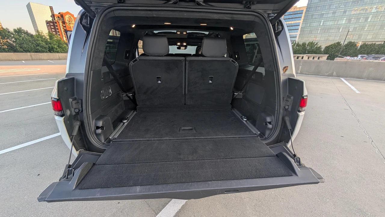 2023 Rivian R1S - Image 27 of 31
