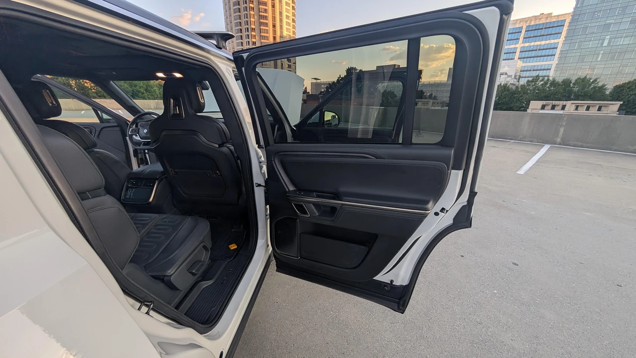 2023 Rivian R1S - Image 26 of 31