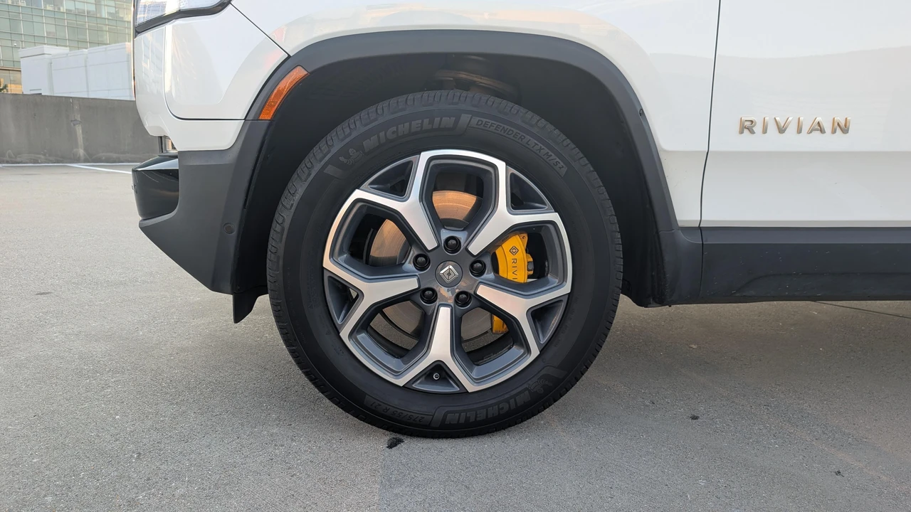 2023 Rivian R1S - Image 10 of 31