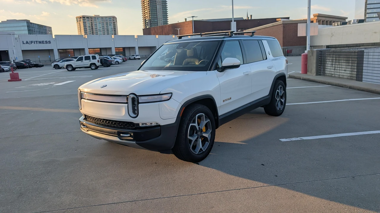2023 Rivian R1S - Image 6 of 31