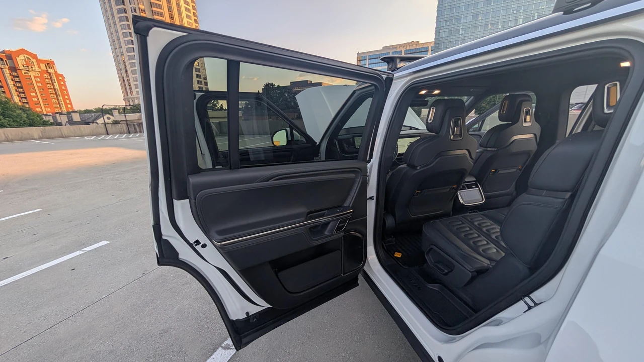 2023 Rivian R1S - Image 25 of 31