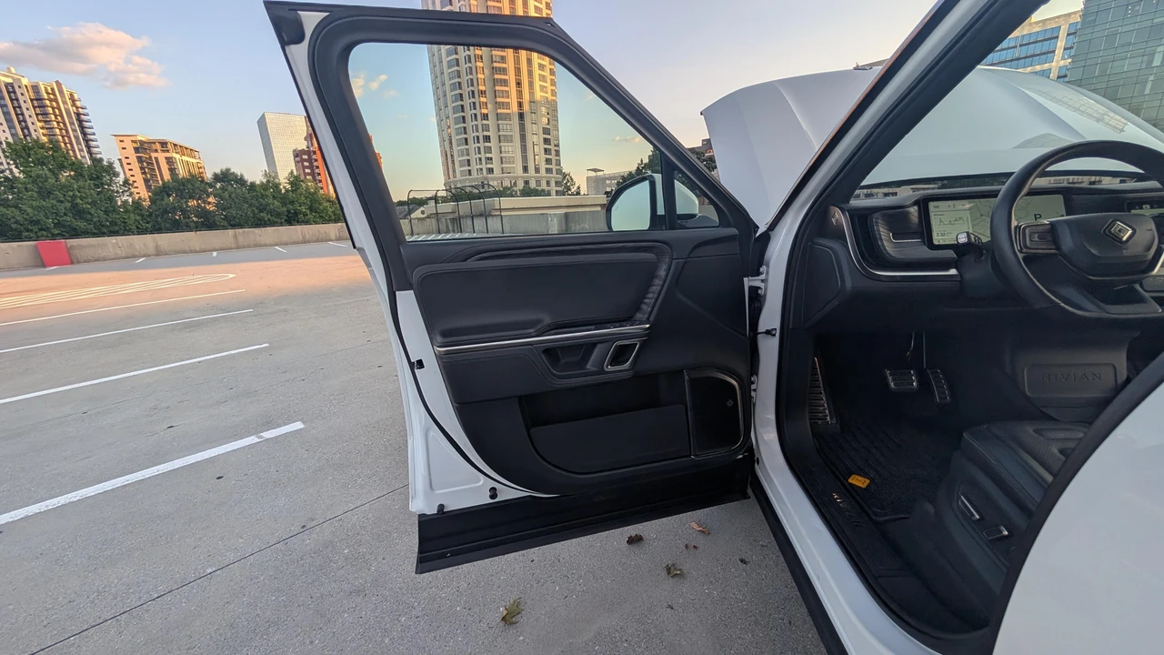 2023 Rivian R1S - Image 23 of 31