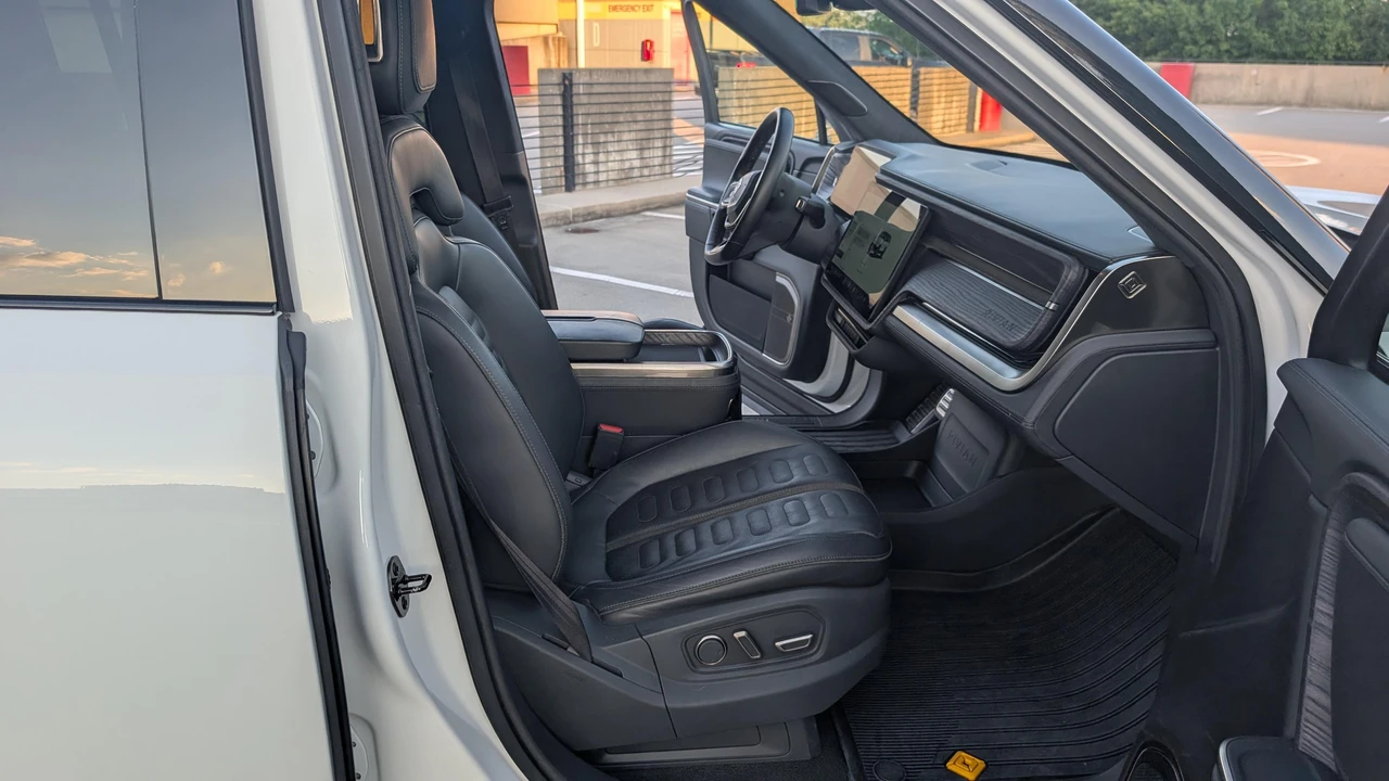 2023 Rivian R1S - Image 18 of 31