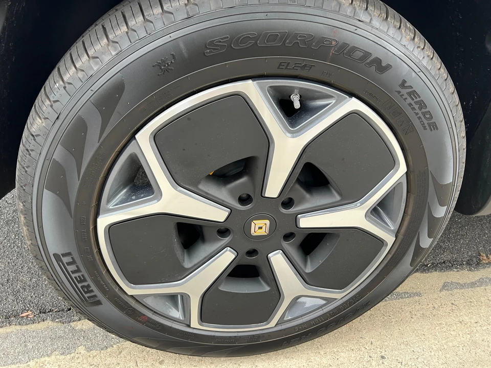 2023 Rivian R1S - Image 29 of 31