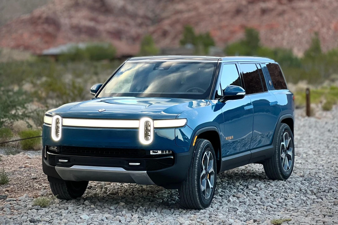 2023 Rivian R1S - Image 9 of 31