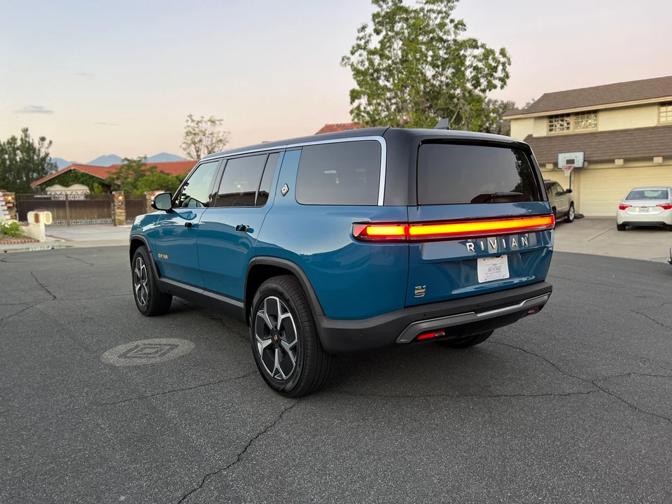 2023 Rivian R1S - Image 13 of 31