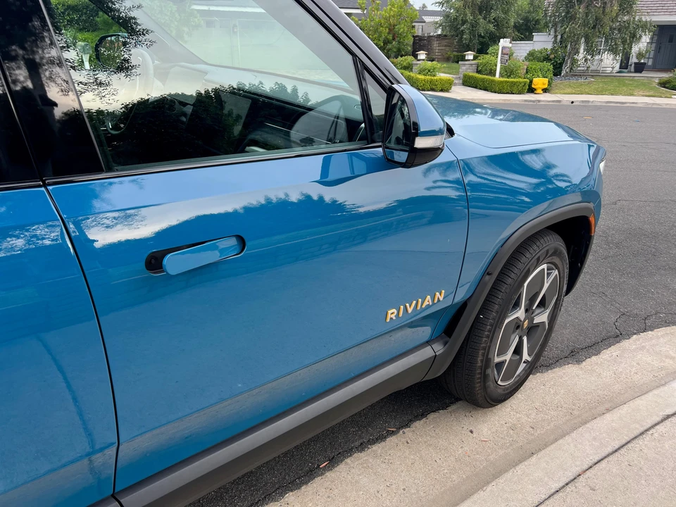 2023 Rivian R1S - Image 24 of 31