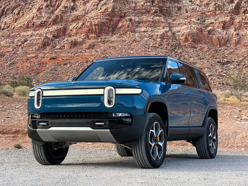 2023 Rivian R1S - Image 8 of 31