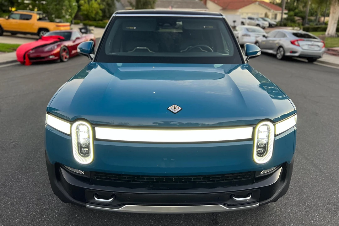 2023 Rivian R1S - Image 2 of 31