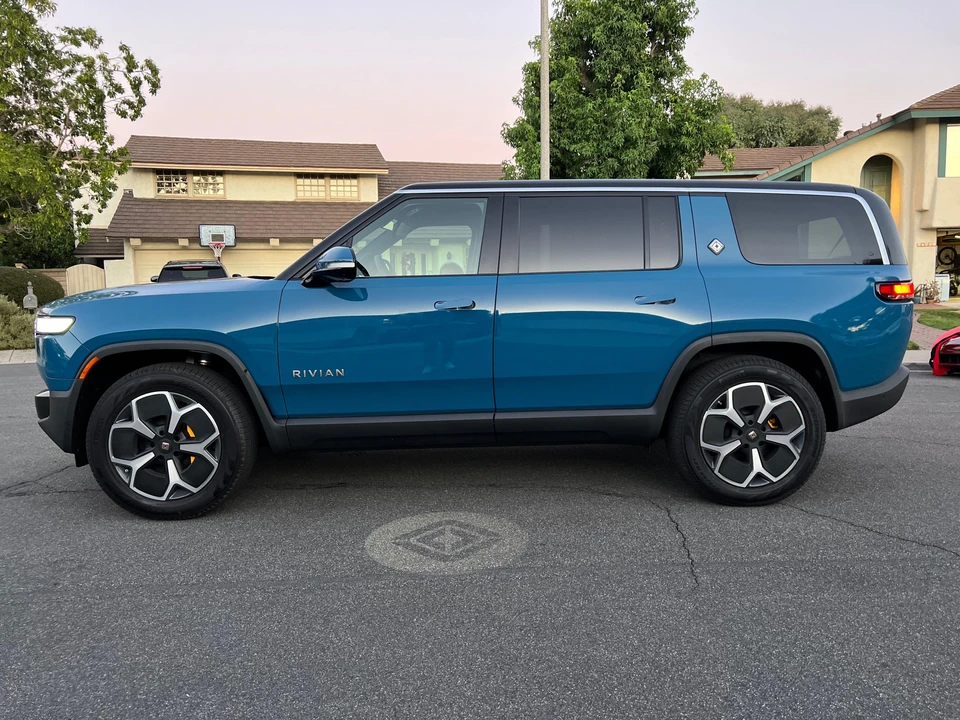 2023 Rivian R1S - Image 12 of 31
