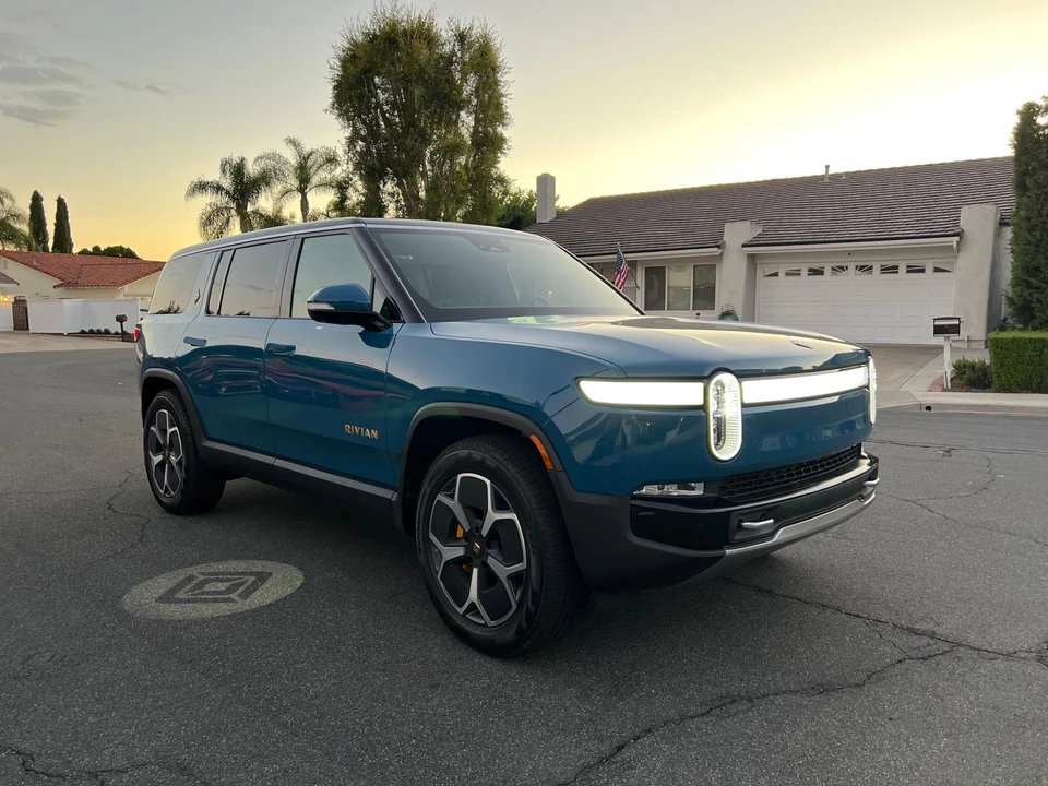 2023 Rivian R1S - Image 15 of 31