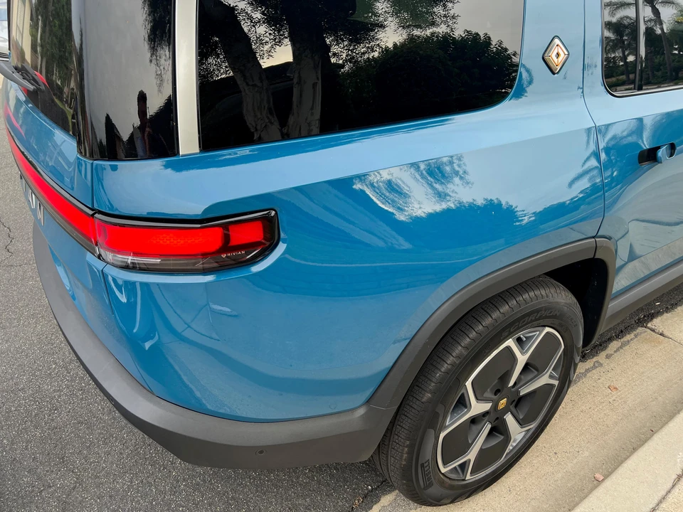 2023 Rivian R1S - Image 23 of 31