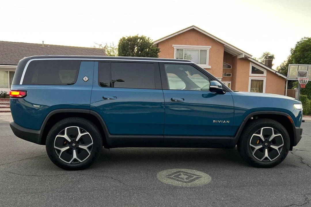 2023 Rivian R1S - Image 3 of 31