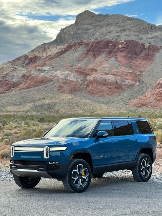 2023 Rivian R1S - Image 10 of 31