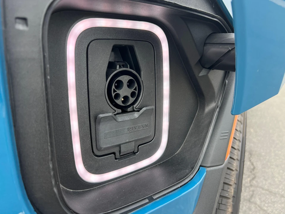 2023 Rivian R1S - Image 18 of 31