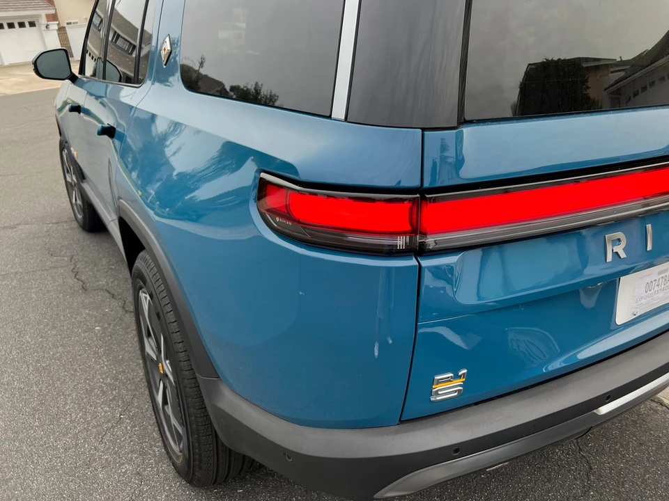 2023 Rivian R1S - Image 21 of 31