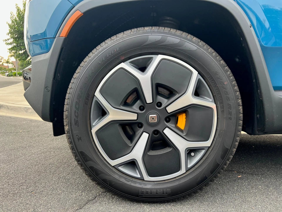 2023 Rivian R1S - Image 27 of 31