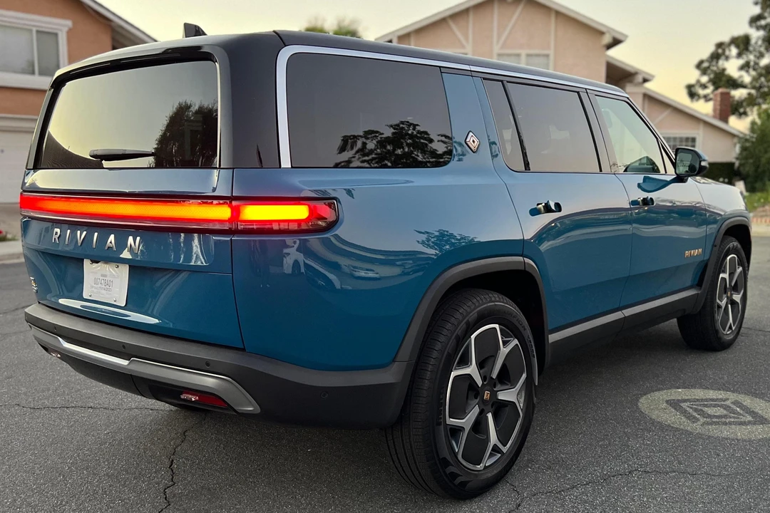 2023 Rivian R1S - Image 4 of 31