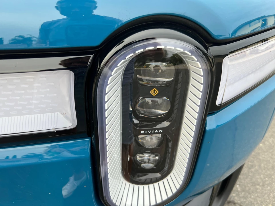 2023 Rivian R1S - Image 16 of 31