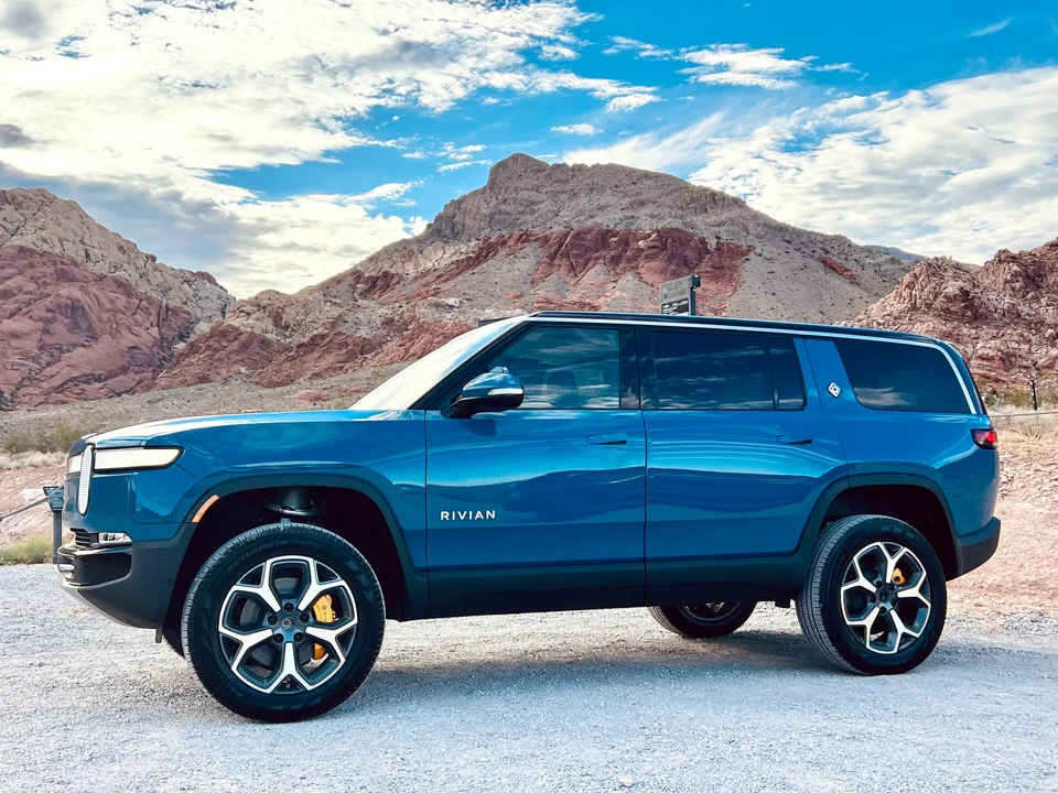 2023 Rivian R1S - Image 11 of 31