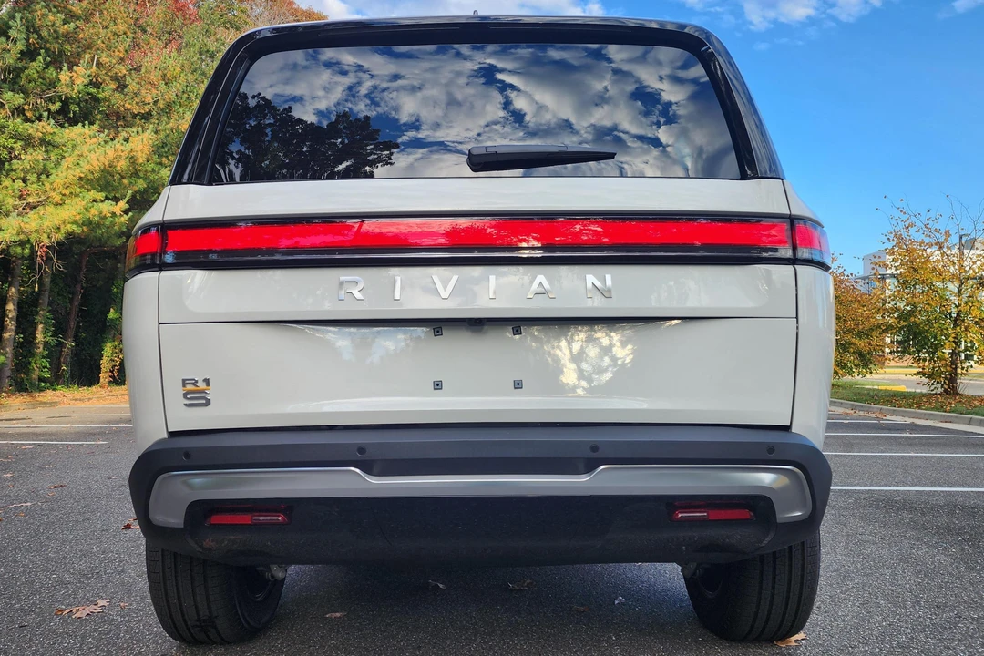 2023 Rivian R1S - Image 5 of 31