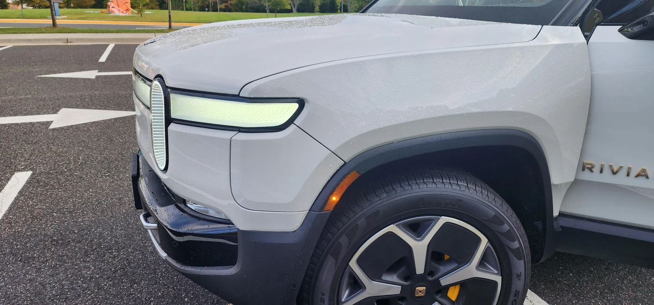 2023 Rivian R1S - Image 15 of 31