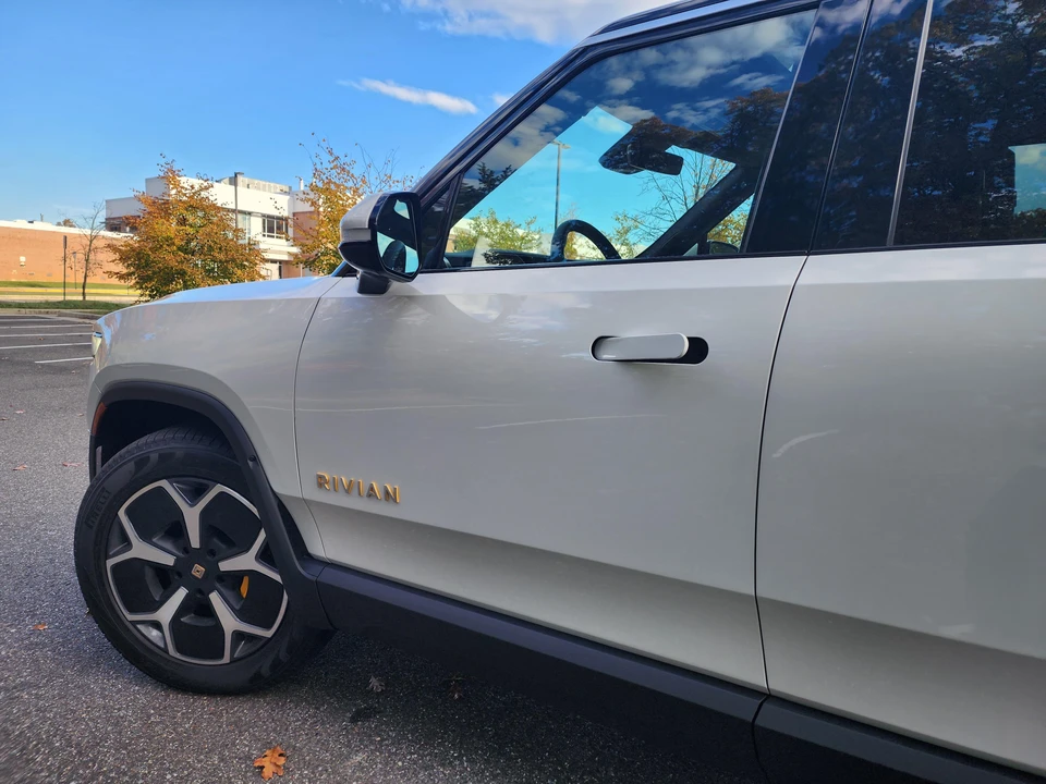 2023 Rivian R1S - Image 19 of 31