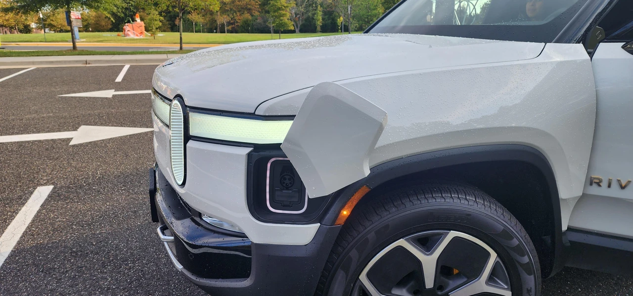 2023 Rivian R1S - Image 16 of 31
