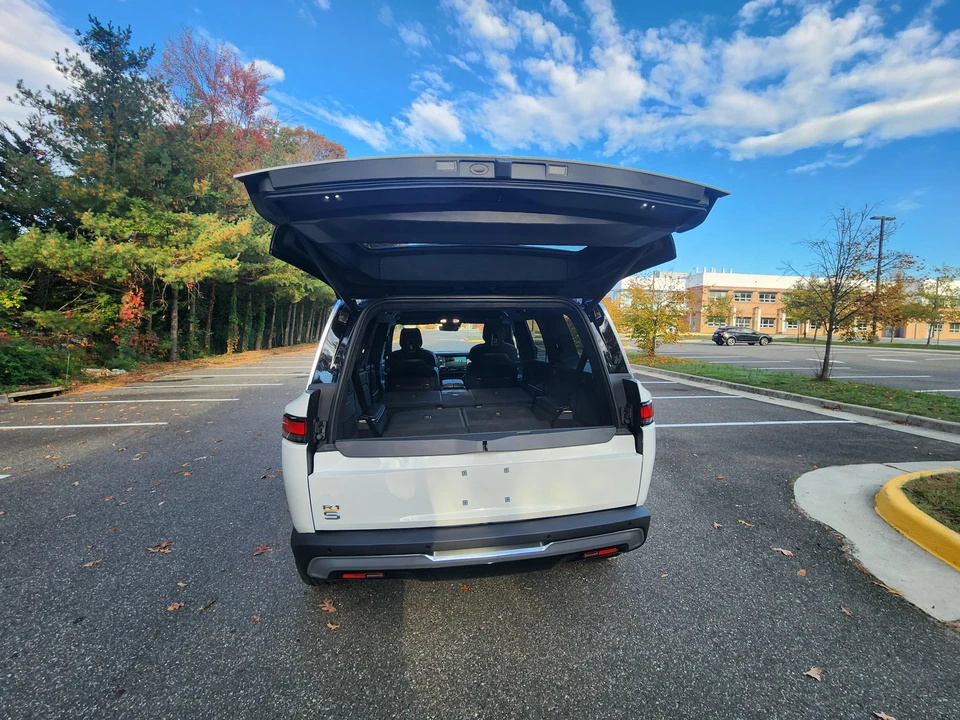 2023 Rivian R1S - Image 8 of 31