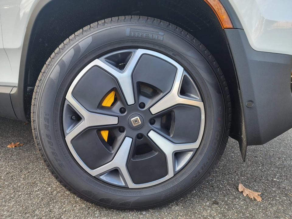 2023 Rivian R1S - Image 24 of 31