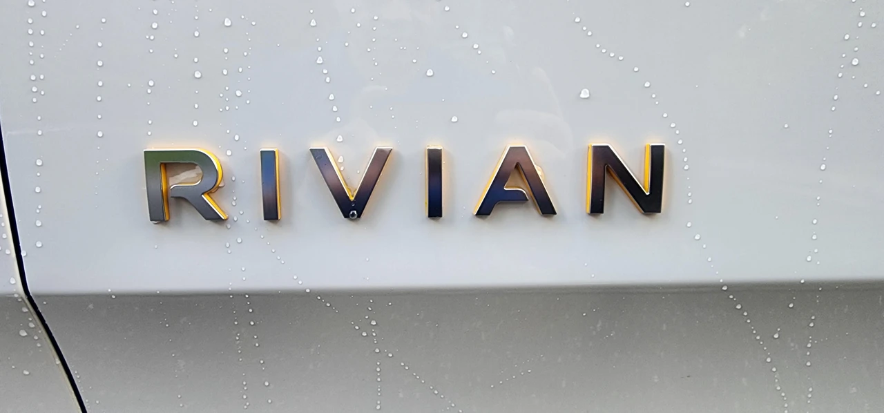 2023 Rivian R1S - Image 17 of 31