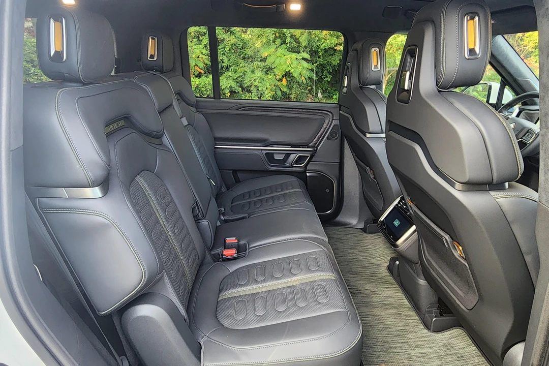 2023 Rivian R1S - Image 27 of 31