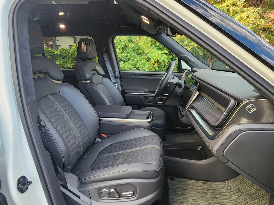2023 Rivian R1S - Image 31 of 31